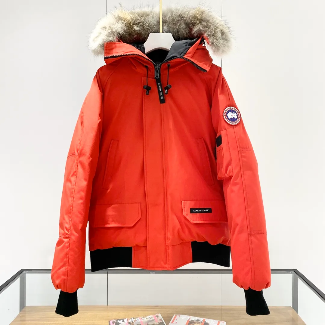 P760 Canada goose/Canada Goose 01 Couple Expedition Parka Down Jacket, authentic original version, you need to compare with the original to check it out at any time, all accessories are customized from the original factory 💯The softness and hardness of the fabric is compared with the original, and it can be restored by kneading at will (fabric misunderstanding: Fabrics with high hardness are not waterproof. Only when you buy the latest authentic version this year will you notice the softness and comfort of the fabric) 💯The down is synchronized with the authentic white duck down, fluffy and not lumpy. Electronically controlled velvet filling machine 💯Customized zippers with authentic YKK military-grade copper core zipper pullers, high hardness and no jamming 💯The fur collar is purchased from Western Canada coyote skin original customization 💯All workmanship and wiring are controlled by workers with more than ten years of experience. They must be horizontal and vertical, and are not allowed to twist. The inner wiring density is more sophisticated. Feel free to compare 💯Big goose label Collar label Washed label Hangtag Zipper cord Pocket label Back label, collar velvet, Velcro fasteners, cuffs, all details are updated simultaneously with genuine products. The best version, the most complete color matching, all kinds of battle products. Color: off-white, black, charcoal gray, navy blue, red, blue. Size: XS-XXL